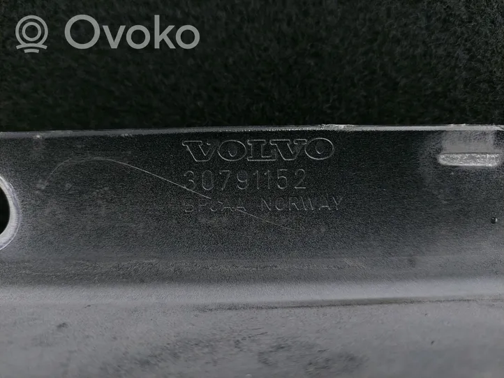 Volvo V70 Etupuskurin poikittaistuki 