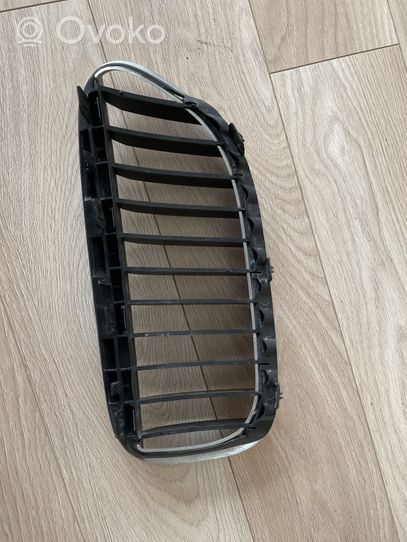 BMW 6 E63 E64 Grille calandre supérieure de pare-chocs avant 51137077956