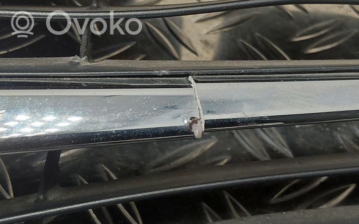 Toyota Yaris Etupuskurin ylempi jäähdytinsäleikkö 531010D220