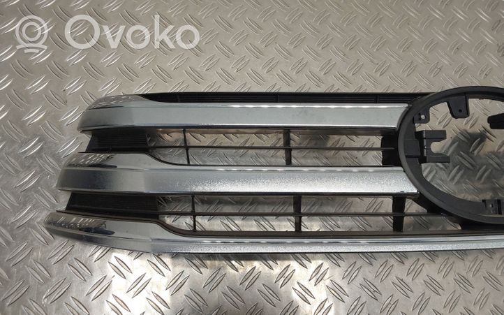 Toyota Hilux (AN120, AN130) Grille calandre supérieure de pare-chocs avant 