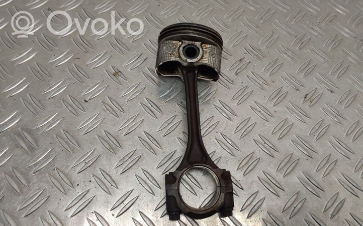 Toyota Yaris Tłok z korbowodem 