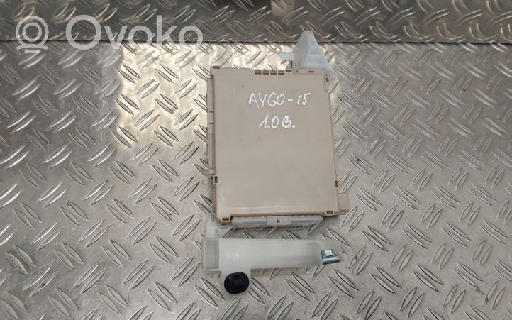 Toyota Aygo AB40 Ramka / Moduł bezpieczników 827300H030