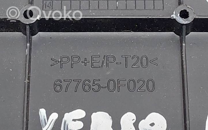 Toyota Verso Panel awaryjnego otwierania zamka bagażnika 677650F020