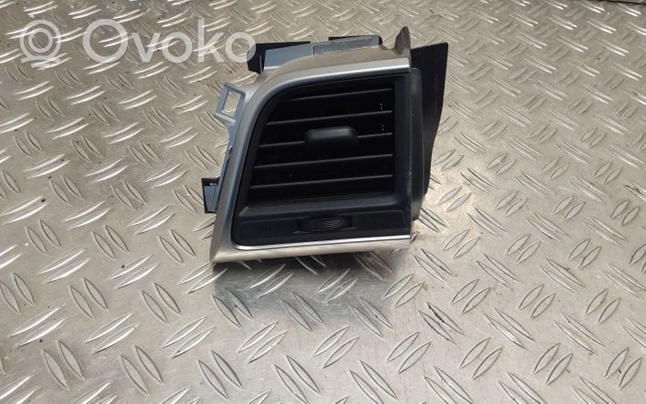 Toyota Verso-S Moldura protectora de la rejilla de ventilación lateral del panel 5566052040