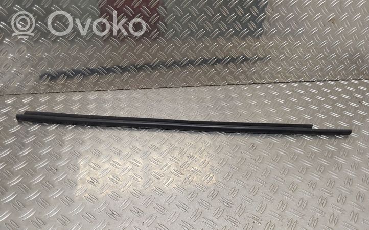 Toyota Yaris Listwa / Uszczelka szyby drzwi przednich 