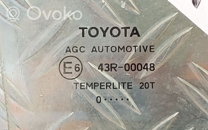 Toyota Avensis T270 Szyba drzwi tylnych 43R00048
