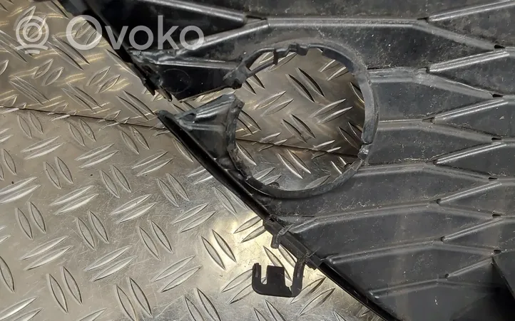 Toyota Yaris Apakšējais režģis (trīsdaļīgs) 531020D140