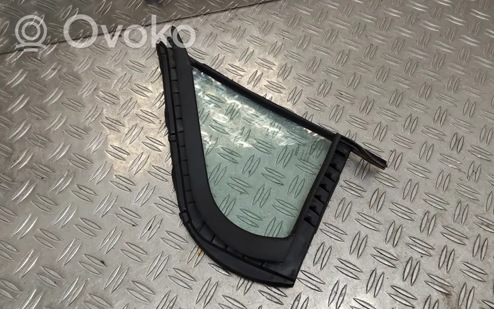 Toyota Yaris Ventanilla de ventilación de la puerta delantera cuatro puertas 