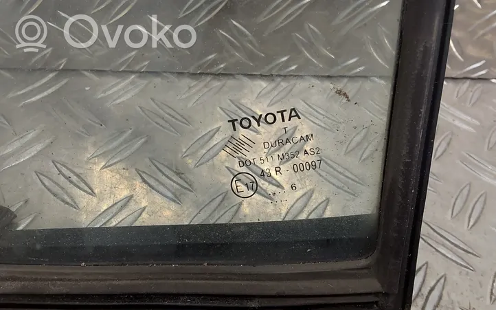 Toyota Yaris Маленькое стекло "A" передних дверей (четырехдверного автомобиля) 