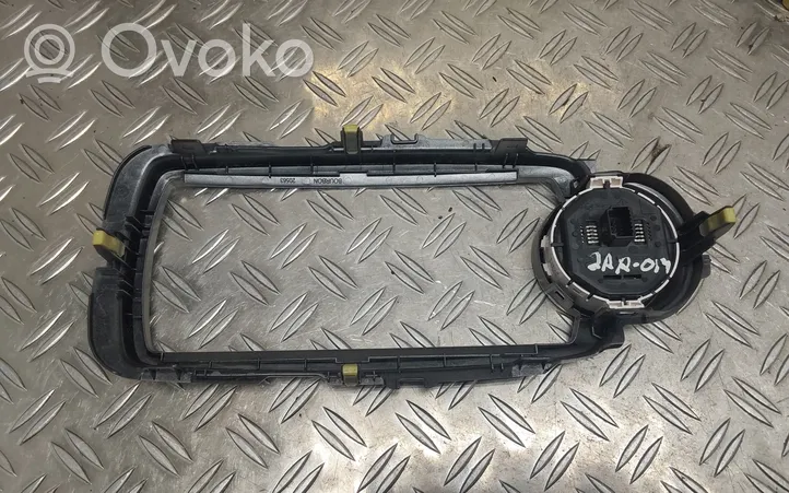 Toyota Yaris Cadre, panneau d'unité radio / GPS 864510D010