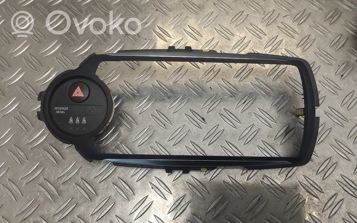 Toyota Yaris Mascherina unità principale autoradio/GPS 864510D030