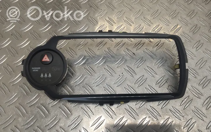 Toyota Yaris Mascherina unità principale autoradio/GPS 864510D030