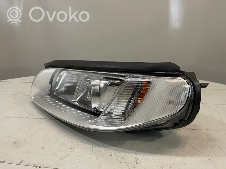 Volvo V70 Lampa przednia 31420013