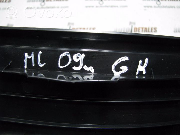 Mercedes-Benz GL X164 Takaoven kynnyksen suojalista A1646801135