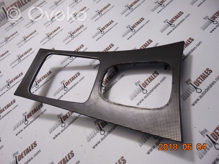 Mercedes-Benz C AMG W203 Rivestimento in plastica cornice della leva del cambio A2036806839