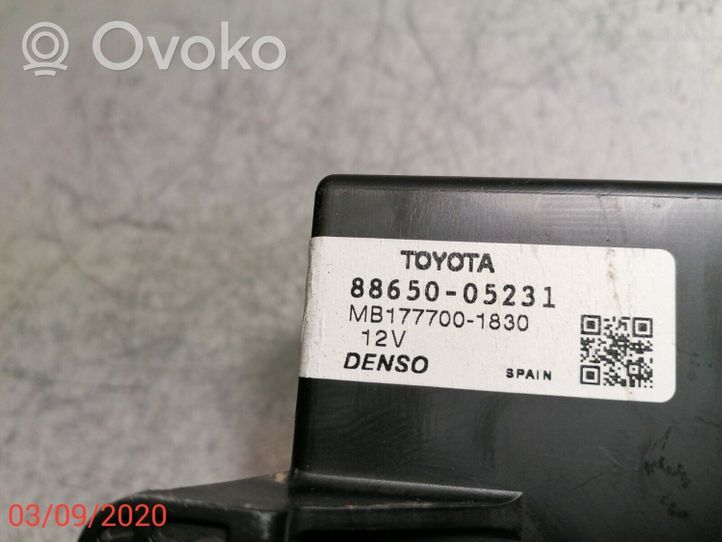 Toyota Avensis T270 Ilmastoinnin ohjainlaite/moduuli 8865005231
