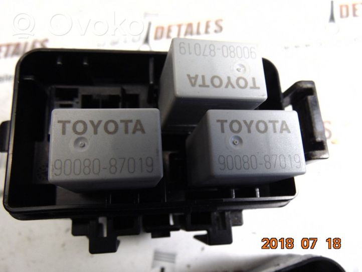 Toyota Avensis T270 Scatola di montaggio relè 9008087019