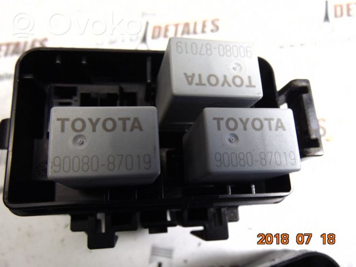 Toyota Avensis T270 Releen moduulikiinnike 9008087019