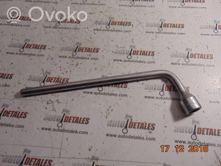 Mercedes-Benz C W203 Clé à écrou de roue A1205810246