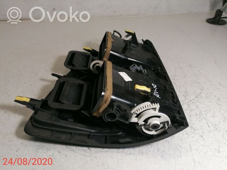 Toyota Avensis T270 Centrinės oro grotelės 5567005100