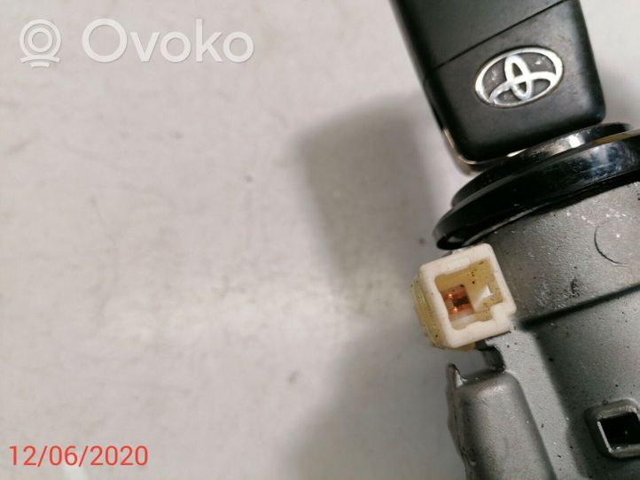 Toyota Avensis T270 Užvedimo spynelė 8978305030