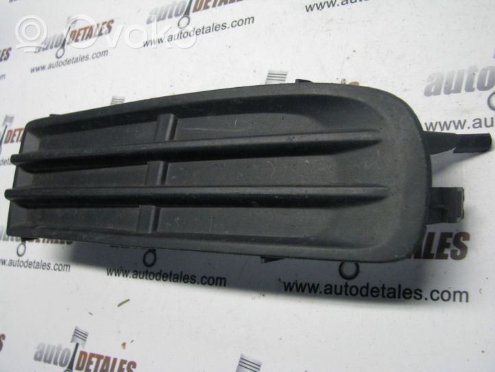 Toyota Avensis T220 Etupuskurin alempi jäähdytinsäleikkö 5311205040