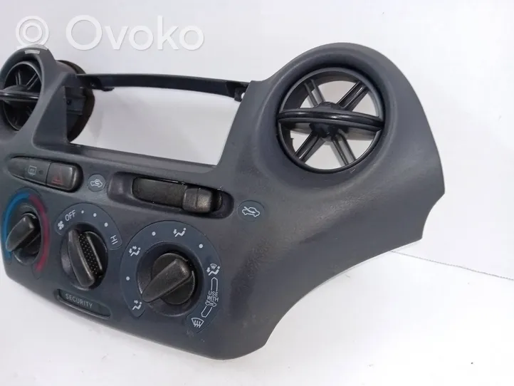 Toyota Yaris Klimato kontrolės/ pečiuko kontrolės apdaila 758268-701D