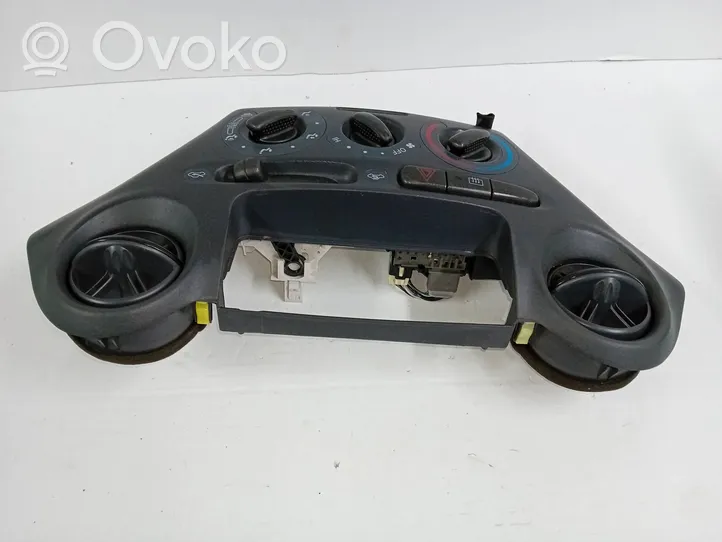 Toyota Yaris Klimato kontrolės/ pečiuko kontrolės apdaila 758268-701D