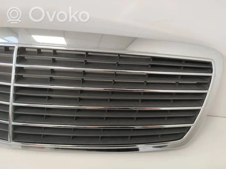 Mercedes-Benz E W211 Grille calandre supérieure de pare-chocs avant A2118800283