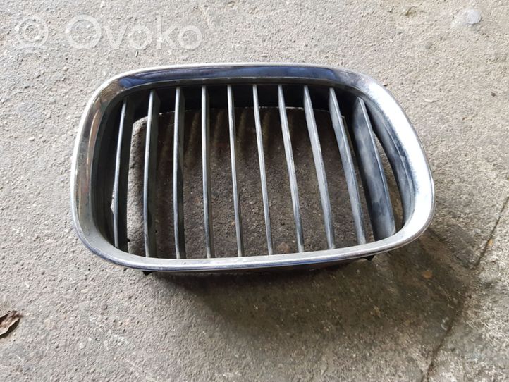 BMW 3 E36 Grille calandre supérieure de pare-chocs avant 8159312