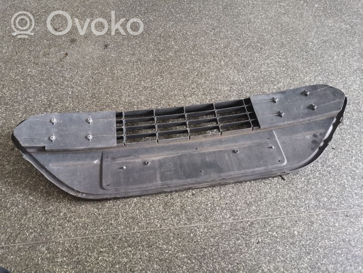 Ford Focus Etupuskurin alempi jäähdytinsäleikkö 8M5117B968A