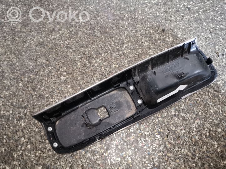 Volvo V50 Ramka przycisków otwierania szyby drzwi przednich 8679669