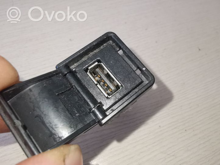 Nissan Leaf I (ZE0) Connecteur/prise USB 284H31FA0B