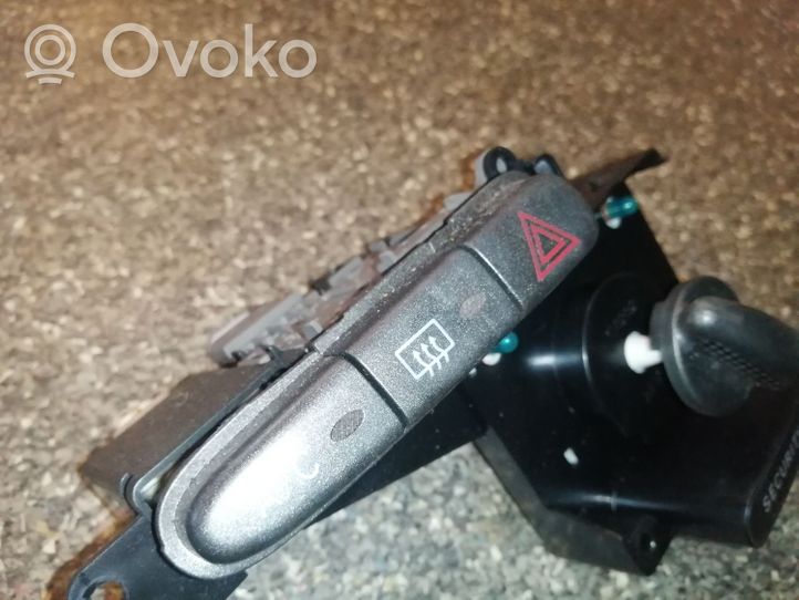 Toyota Yaris Przycisk świateł awaryjnych 758294