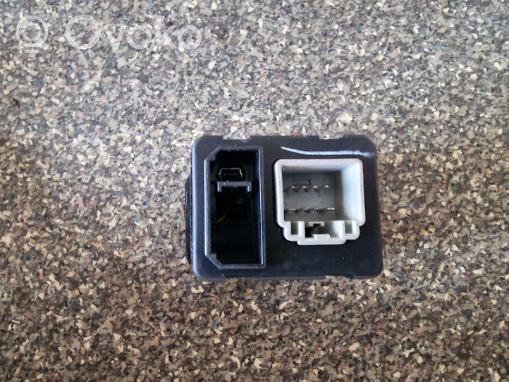 Chrysler 200 USB socket connector 68271006AA