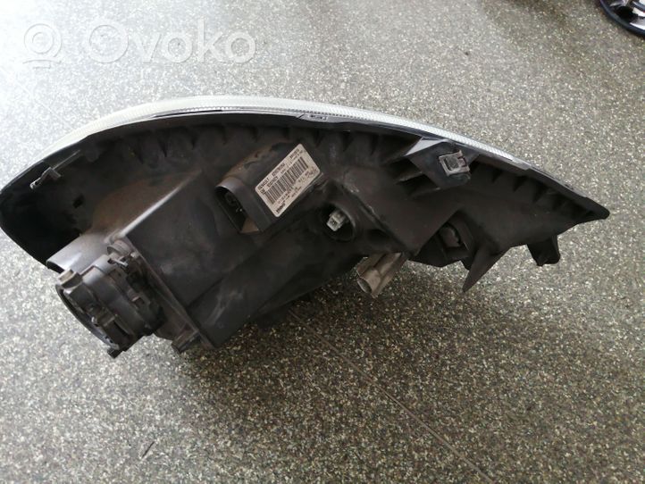 Opel Vivaro Lampa przednia 8200701354