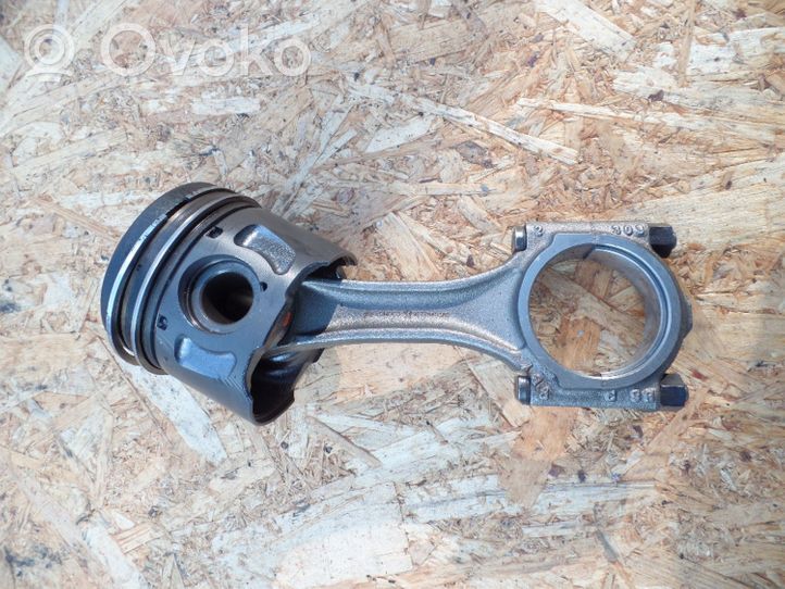 Ford Focus Piston with connecting rod 