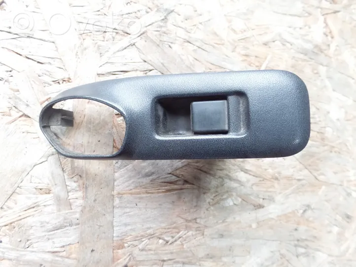 Nissan Primera Support bouton lève vitre porte avant 