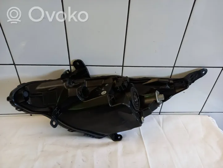 Toyota Aygo AB40 Lampa przednia 