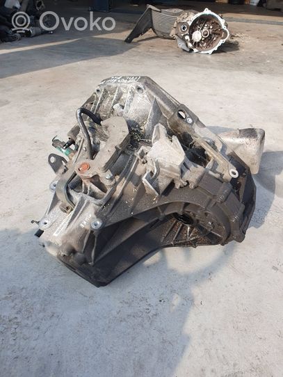 Nissan Juke I F15 Mechaninė 6 pavarų dėžė 320106445R