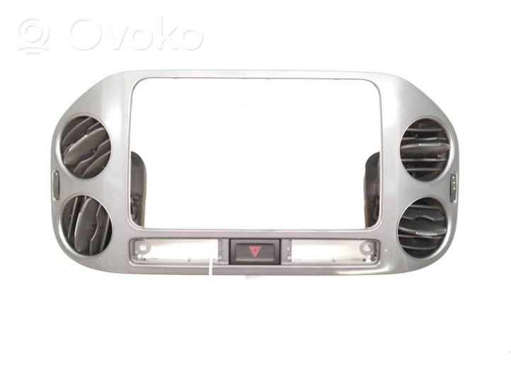 Volkswagen Tiguan Mascherina unità principale autoradio/GPS 5N0858071