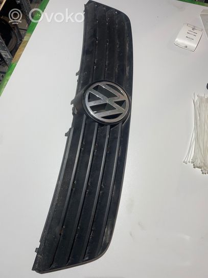 Volkswagen PASSAT B5 Etupuskurin ylempi jäähdytinsäleikkö 3B0853653C