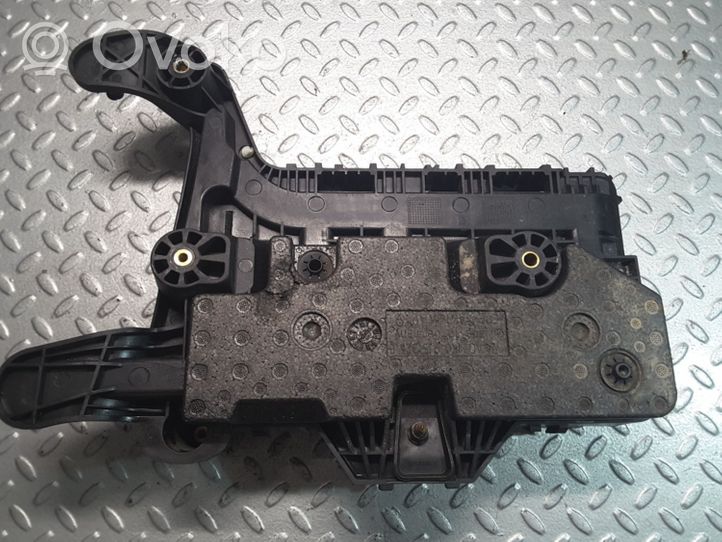 Volkswagen Jetta VI Boîte de batterie 1K0915333