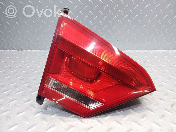 Volkswagen PASSAT B7 USA Lampy tylnej klapy bagażnika 561945093