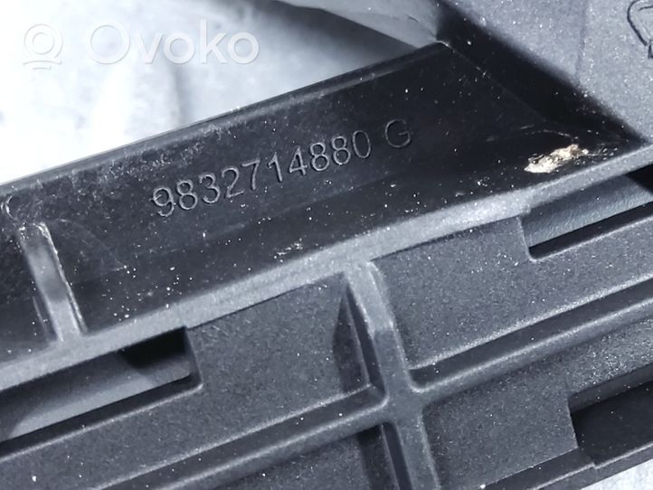 Citroen C4 III e-C4 Takaoven tuulilasin kisko 9832714880