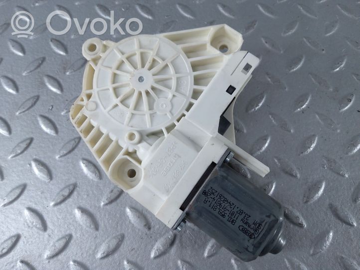 Audi A6 C7 Galinis varikliukas langų pakėlėjo 8K0959811A