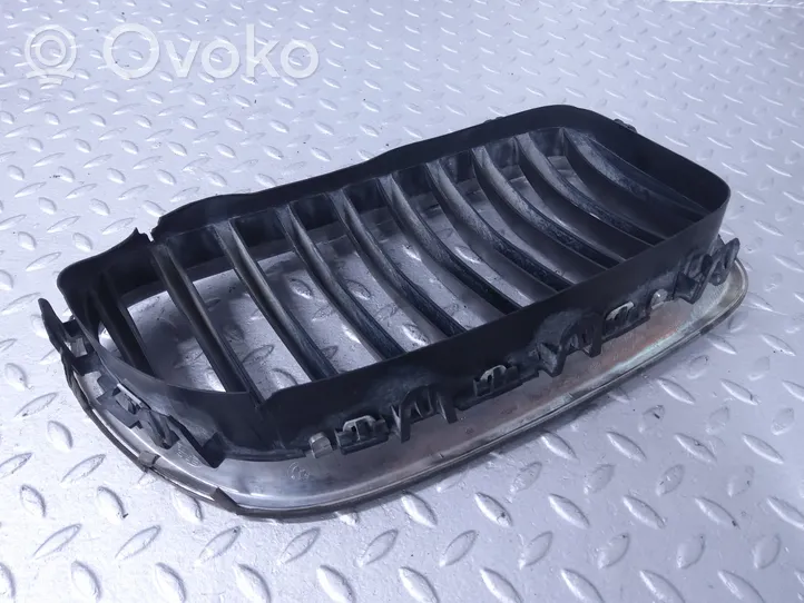 BMW 5 F10 F11 Maskownica / Grill / Atrapa górna chłodnicy 7336477