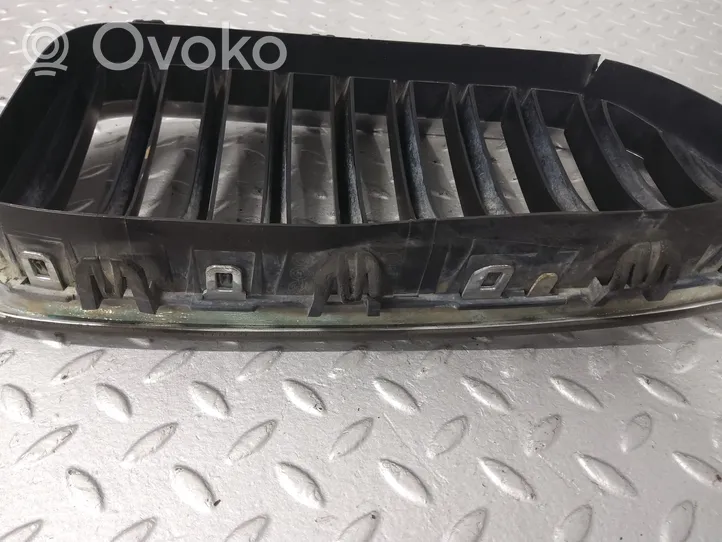 BMW 5 F10 F11 Grille calandre supérieure de pare-chocs avant 7336477