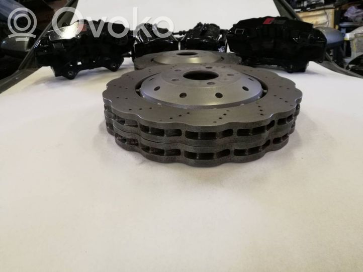 20767502 Audi RS4 Bremsscheiben und Bremssättel eingestellt  