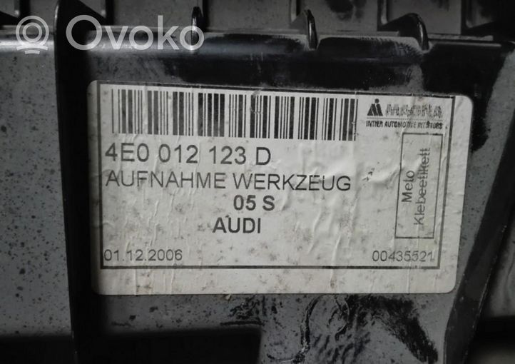 Audi A8 S8 D3 4E Boîte à outils 4E0012123D